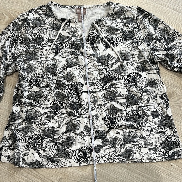 Chico’s Black and White Patterned Top - Picture 4 of 6